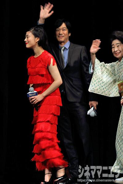 堺雅人と中村玉緒、去り際に手をふる