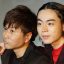 菅田と川谷、カメラマンから「コンビっぽく」とのリクエストを受けて、この表情