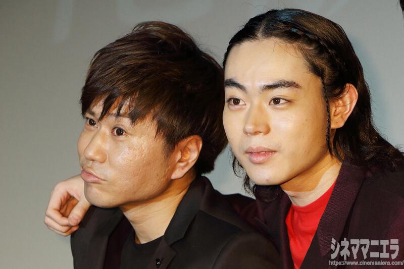 菅田と川谷、カメラマンから「コンビっぽく」とのリクエストを受けて、この表情