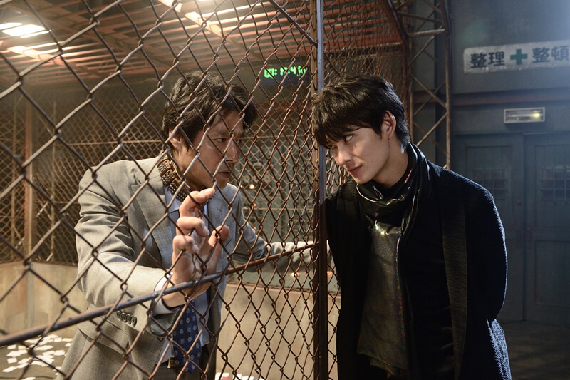 堤真一と岡田将生、WOWOW「連続ドラマW 名刺ゲーム」より