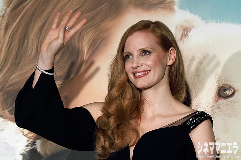 手を振るジェシカ・チャステイン、映画『ユダヤ人を救った動物園 ~アントニーナが愛した命~』来日会見