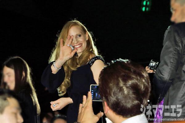 客席通路にて、笑顔で手を振るジェシカ・チャステイン