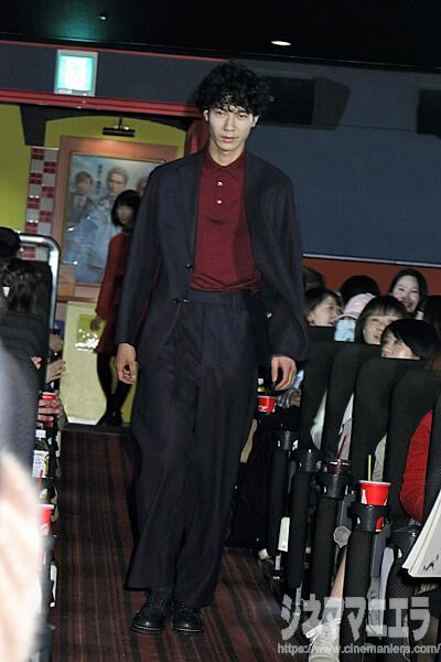 仕事への取り組みが最強！僕のお気に入りは白のパーカー姿です。