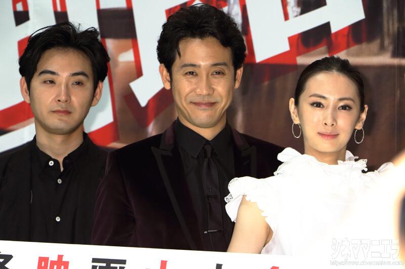 高田役の松田龍平、探偵役の大泉洋、マリ役の北川景子