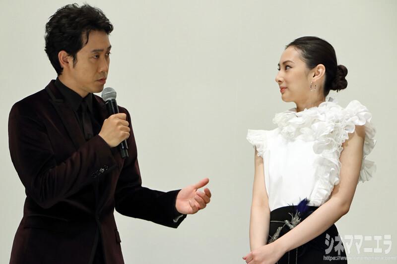 左から大泉洋、北川景子