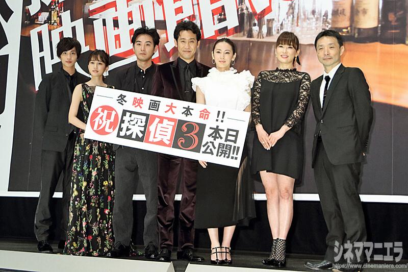 左から志尊淳、前田敦子、松田龍平、大泉洋、北川景子、鈴木砂羽、吉田照幸監督