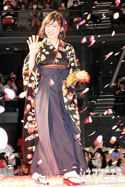 レッドカーペットの松岡茉優、映画『ちはやふる －結び－』の完成披露試写会にて