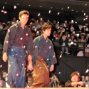 ステージにあがる野村周平、新田真剣佑、映画『ちはやふる －結び－』の完成披露試写会にて