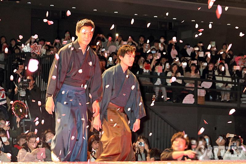 ステージにあがる野村周平、新田真剣佑、映画『ちはやふる －結び－』の完成披露試写会にて
