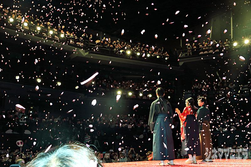 客席を見渡す広瀬すず、野村周平、新田真剣佑、映画『ちはやふる －結び－』の完成披露試写会にて