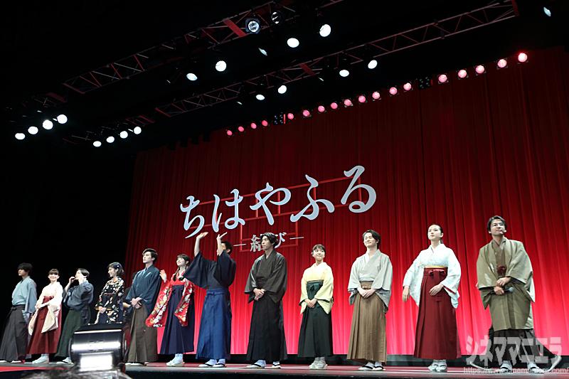 左から佐野勇斗、優希美青、矢本悠馬、松岡茉優、新田真剣佑、広瀬すず、野村周平、賀来賢人、上白石萌音、森永悠希、清原果耶、小泉徳宏監督