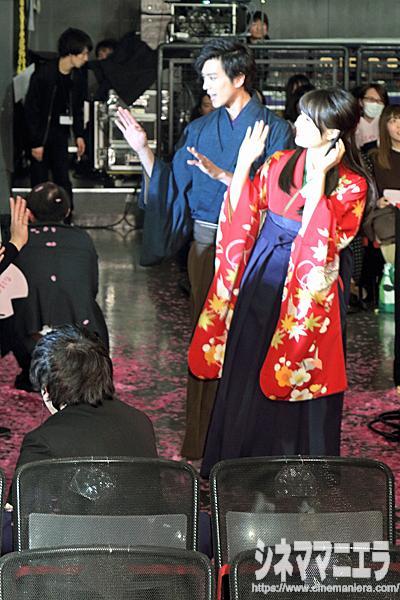 左から新田真剣佑、広瀬すずが客席に手を振る瞬間！
