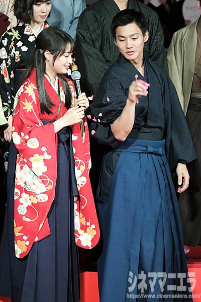 野村周平、桜の花びら型の紙吹雪で広瀬を笑顔にする