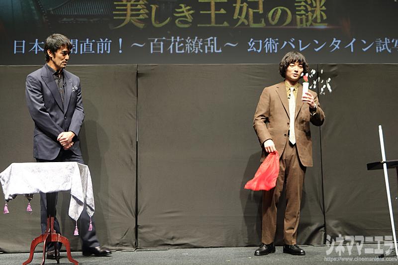 染谷・空海、布から次々と生花を出していく