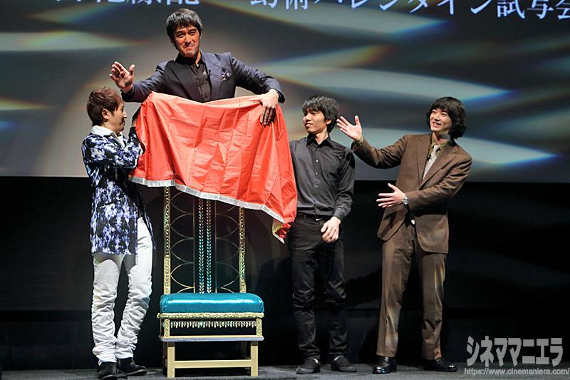 阿部寛、宙で余裕のポージング