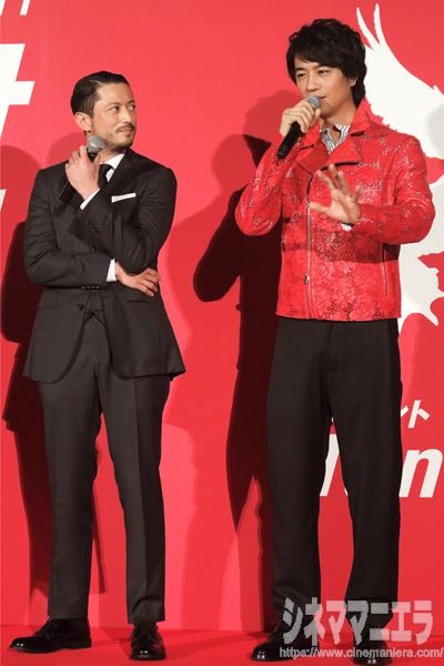 斎藤工と池内博之の全身写真、映画『マンハント』ジャパンプレミア舞台挨拶にて