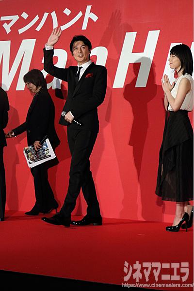 福山雅治、降壇時にファンの歓声に手を振り答える