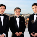 左から松田龍平、黒沢清監督、長谷川博己、第70回カンヌ国際映画祭にて
