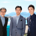 海をバックに!左から黒沢清監督、俳優の松田龍平×長谷川博己、第70回カンヌ国際映画祭にて