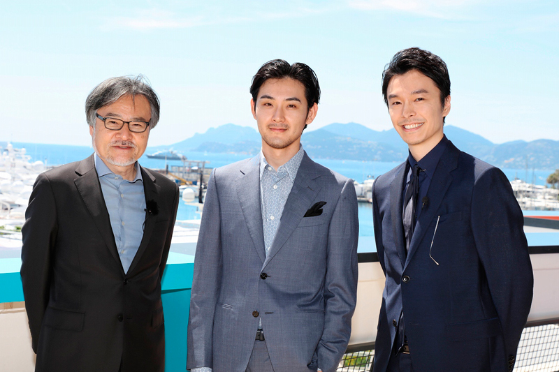 海をバックに！左から黒沢清監督、俳優の松田龍平×長谷川博己、第７０回カンヌ国際映画祭にて