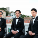 左から黒沢清監督、俳優の松田龍平×長谷川博己、第70回カンヌ国際映画祭にて