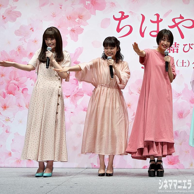 「すずです！もねです！みおです！　３人あわせて瑞沢かるた部です！」とご挨拶