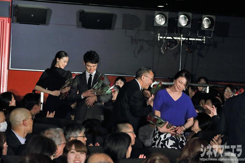 キャストが客席通路を歩み、深紅の薔薇を観客に手渡し