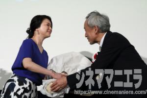 夏川に、感謝の意を込めて、夫役の西村から１００本の薔薇の花束が贈られた