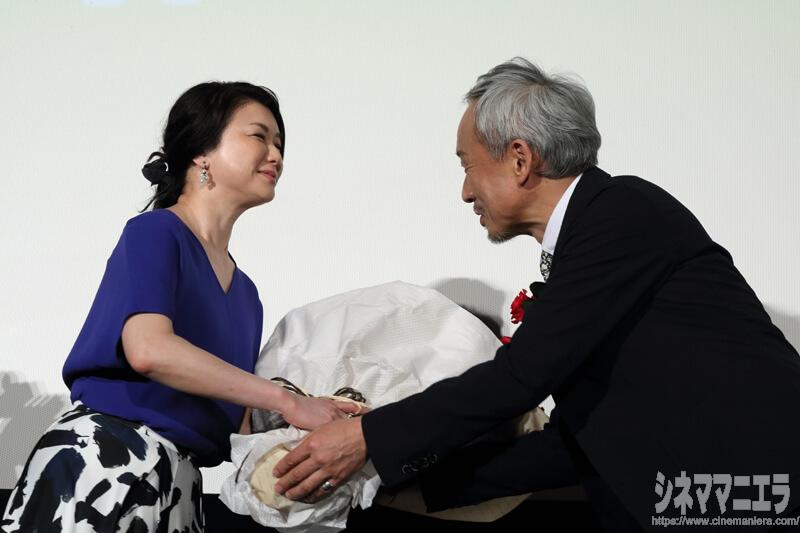 夏川に、感謝の意を込めて、夫役の西村から１００本の薔薇の花束が贈られた