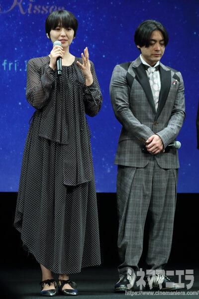 山田孝之、長澤まさみの全身写真