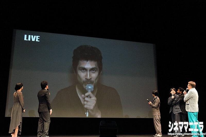 主題歌「トドカナイカラ」を書き下ろしたアーティストの平井堅は遠隔地からの生中継→当人ステージに現れる演出