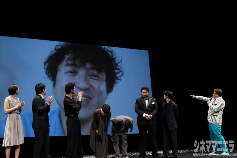 ムロツヨシ、映画『50回目のファーストキス』完成披露試写会 締めの挨拶にもVTR対応