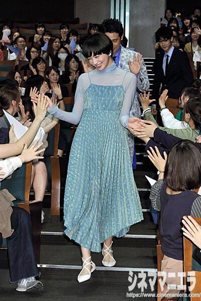小松菜奈はじめ、入場時とフォトコール時に客席通路を歩む『恋雨』ご一行