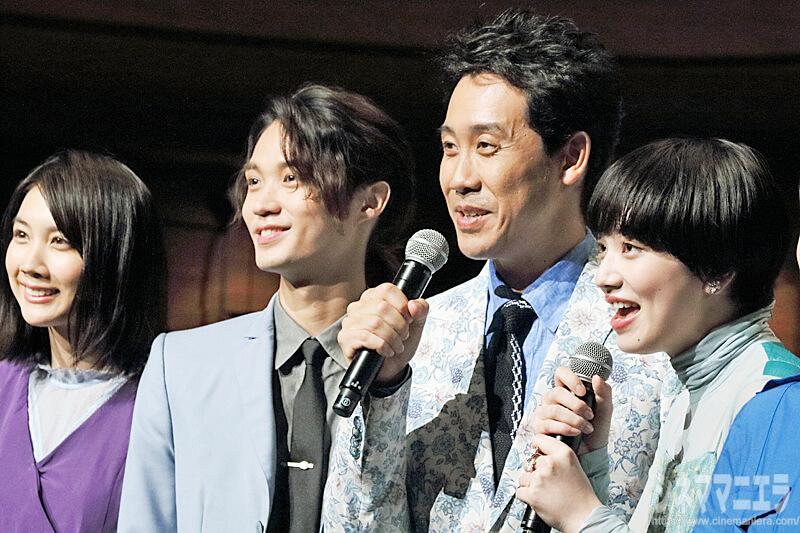 観客と「恋雨」コールを実施！左から松本穂香、磯村優斗、大泉洋、小松菜奈