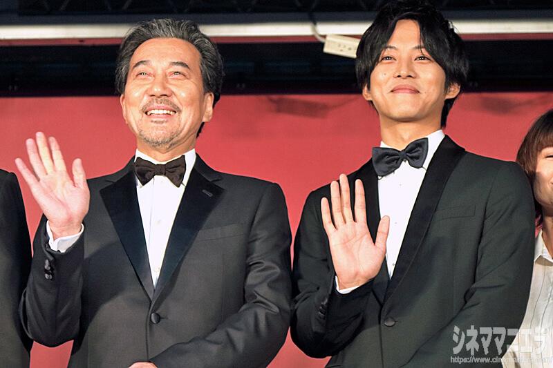 手を振る役所広司と松坂桃李、映画『孤狼の血』完成披露試写会にて
