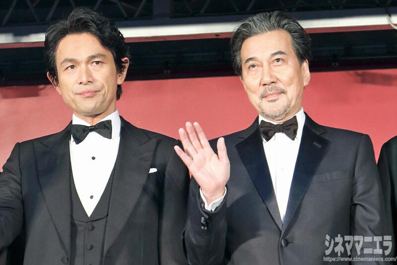 左から江口洋介、役所広司、映画『孤狼の血』完成披露試写会フォトコールにて