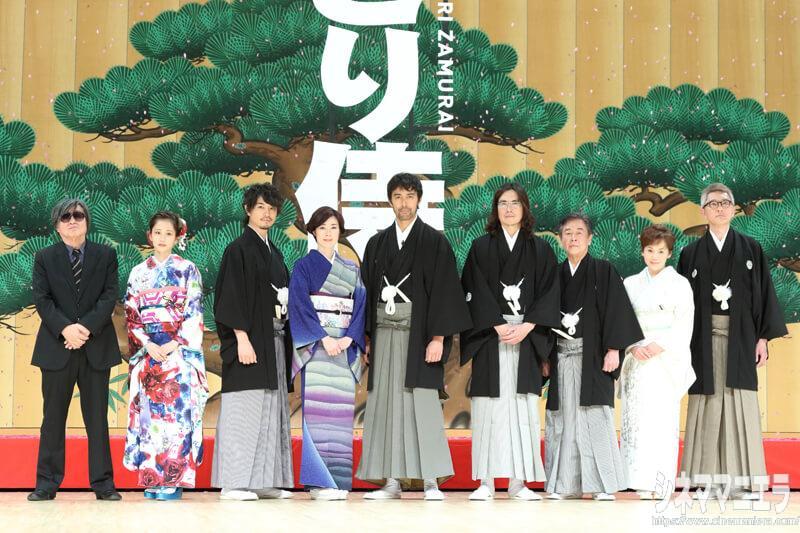 左から鶴橋康夫監督、前田敦子、斎藤工、寺島しのぶ、阿部寛、豊川悦司、風間杜夫、大竹しのぶ、松重豊