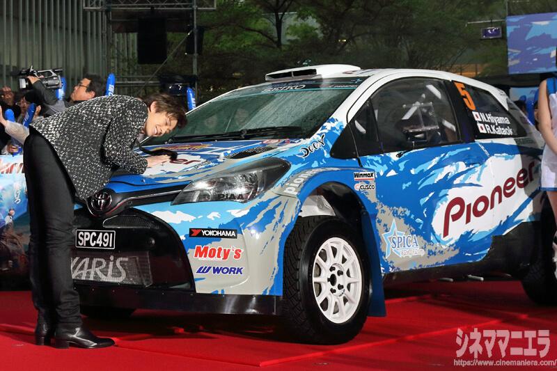 新田真剣佑と劇中で使用したレースカーのトヨタ「yaris（ヤリス）」