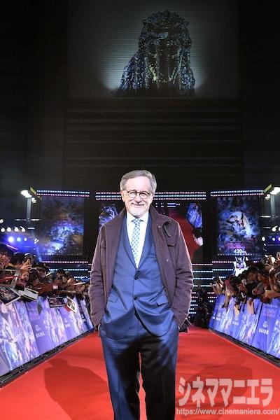 スティーヴン・スピルバーグ監督、背後にはTOHOシネマズ新宿のゴジラ像も！