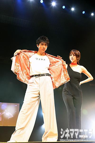 山田裕貴と池田エライザ、「とな怪コレクション」ランウェイにて