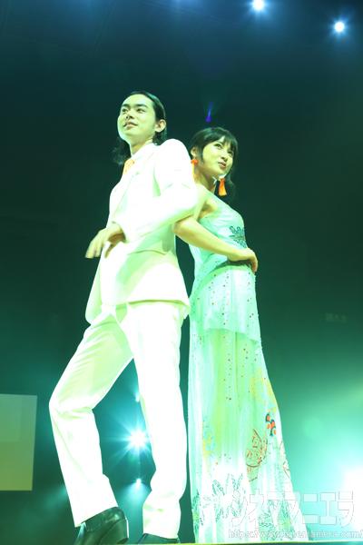 菅田将暉、土屋太鳳、ランウェイでポーズを決める