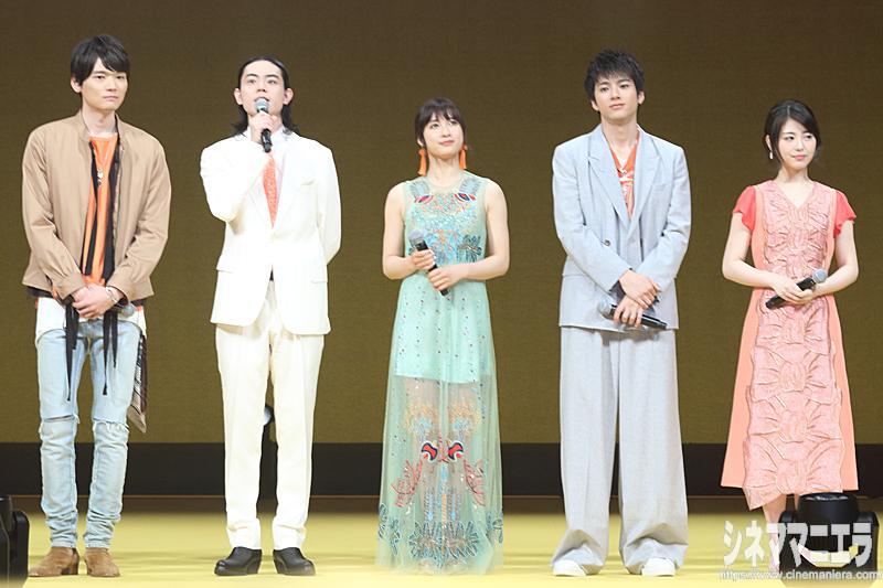 左から古川雄輝、菅田将暉、土屋太鳳、山田裕貴、浜辺美波
