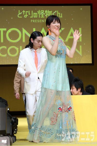 ファンの声援に手を振りこたえる土屋太鳳、「とな怪コレクション」