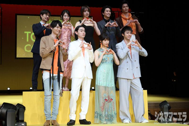 とな怪ポーズでフォトセッションに応じるみなさん「とな怪コレクション」にて撮影