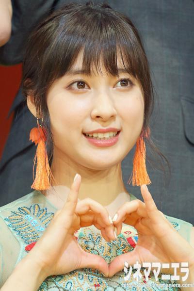 「とな怪」ポーズをする土屋太鳳、「とな怪コレクション」にて