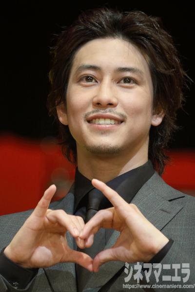 「とな怪」ポーズをする佐野岳、「とな怪コレクション」にて