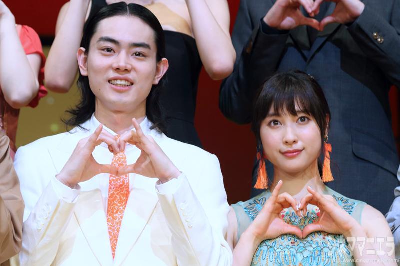 菅田将暉×土屋太鳳「とな怪」ポーズでフォトセッション！