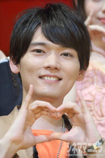 とな怪ポーズをする古川雄輝、「とな怪コレクション」にて撮影