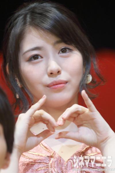 「とな怪」ポーズをする浜辺美波、「とな怪コレクション」にて