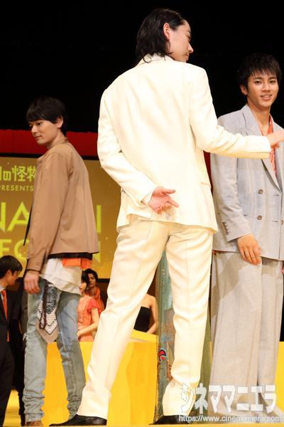 山田裕貴、ステージ展開の間のオフショットより